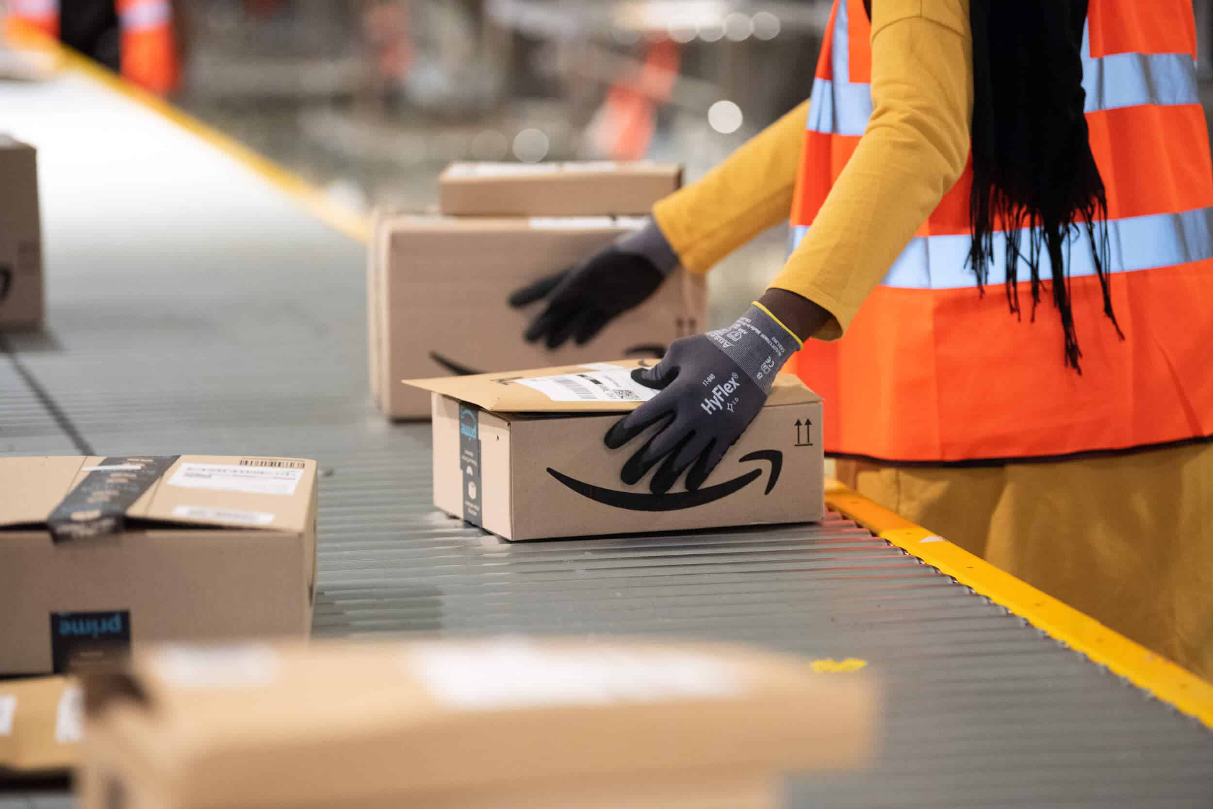 Amazon-Logistimitarbeiter bei der Arbeit